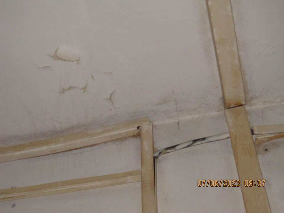 RVPS TV - Poškodený a opadávajúci náter stien a stropu vo výrobni.