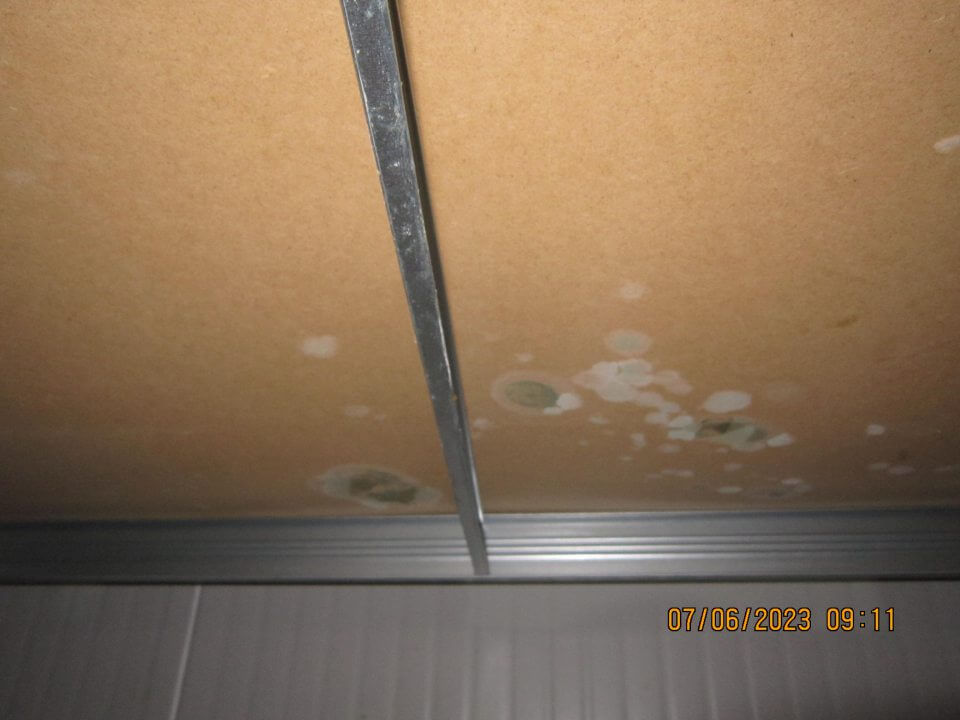 RVPS TV - Poškodený a opadávajúci náter stien a stropu vo výrobni.