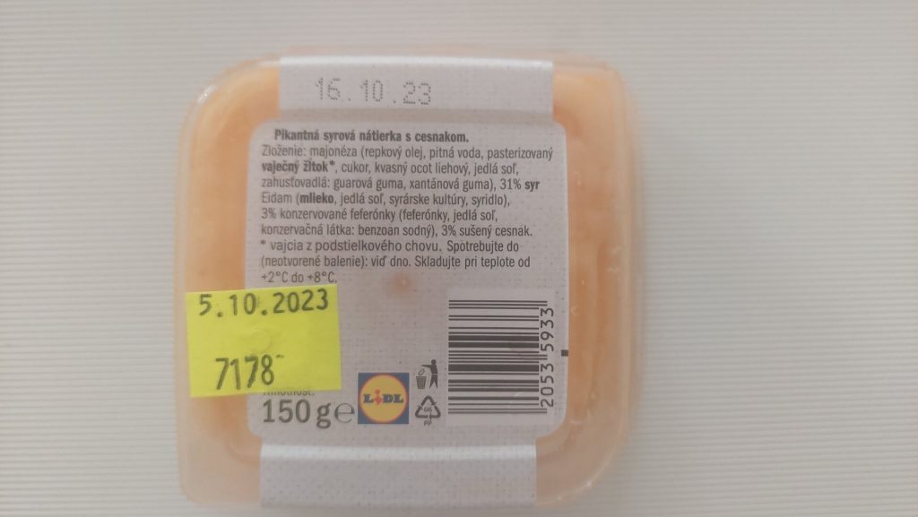 Pikantná syrová nátierka s cesnakom, krajina pôvodu: Česká republika, DS: 16.10.2023 odobrata na označenie údajov na etikete a na imunochemické skúšky. Vo vyšetrovanej vzorke bola zistená zistená prítomnosť horčice. Obsah horčičného prášku bol 7,79 mg/kg.
